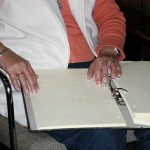 Lesende Finger gleiten über Blindennotenschrift