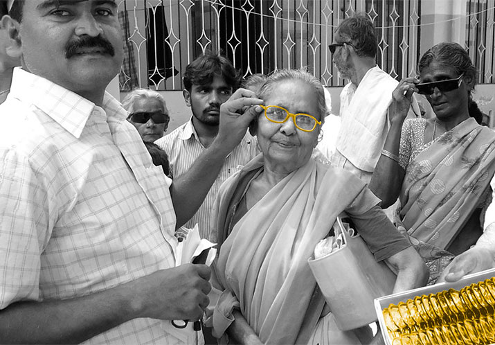 mehrere Personen die eine Brille tragen