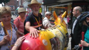 Teilnehmer ertasten das Wahrzeichen der Stadt Wesel