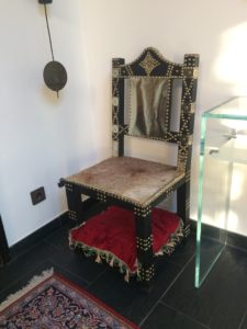 Der hölzerne, kunstvoll verziehrte Thron, den Prof. Spitznas per Paketlieferung von Ghana nach Deutschland nachgesendet bekam. 