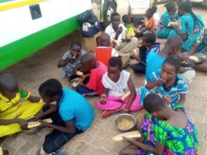 Schülerinnen und Schüler sitzen beisammen und essen gemeinsam