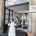 Schwester Pauline vor dem Ausbildungszentrum