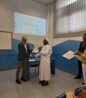 Ausbildung einer Schwester zur Augenoptikerin