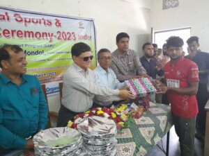 Ein Teilnehmer bekommt einen Preis überreicht. 