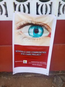 An der Wand hängt ein Plakat mit dem Veranstaltungstitel