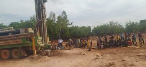 Eine große Menschenmenge betrachtet die Bohrung